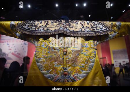 Chengdu, China's Sichuan Province. 15th Sep, 2016. Visitors view exhibits at the new Chengdu Museum in Chengdu, capital of southwest China's Sichuan Province, Sept. 15, 2016. The new Chengdu Museum officially opened to the public on Thursday. © Xue Yubin/Xinhua/Alamy Live News Stock Photo