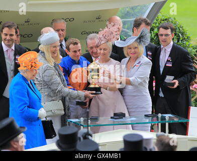 Queen Elizabeth presents the trophy to all connected with the Gold Cup winner Order Of St George  Royal Ascot held at Ascot Racecourse - Day 3  Featuring: Queen Elizabeth, Ryan Moore, Aidan O’Brien Where: Ascot, United Kingdom When: 16 Jun 2016 Stock Photo