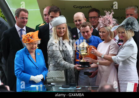 Queen Elizabeth presents the trophy to all connected with the Gold Cup winner Order Of St George  Royal Ascot held at Ascot Racecourse - Day 3  Featuring: Queen Elizabeth, Ryan Moore, Aidan O’Brien Where: Ascot, United Kingdom When: 16 Jun 2016 Stock Photo