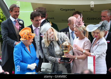 Queen Elizabeth presents the trophy to all connected with the Gold Cup winner Order Of St George  Royal Ascot held at Ascot Racecourse - Day 3  Featuring: Queen Elizabeth Where: Ascot, United Kingdom When: 16 Jun 2016 Stock Photo