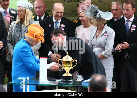 Queen Elizabeth presents the trophy to all connected with the Gold Cup winner Order Of St George  Royal Ascot held at Ascot Racecourse - Day 3  Featuring: Queen Elizabeth Where: Ascot, United Kingdom When: 16 Jun 2016 Stock Photo