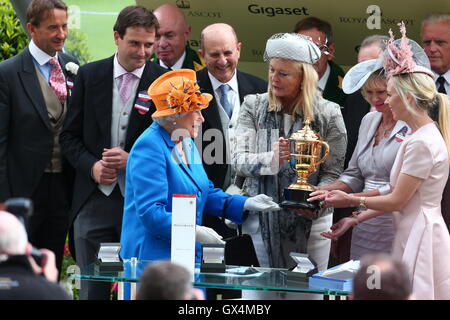 Queen Elizabeth presents the trophy to all connected with the Gold Cup winner Order Of St George  Royal Ascot held at Ascot Racecourse - Day 3  Featuring: Queen Elizabeth Where: Ascot, United Kingdom When: 16 Jun 2016 Stock Photo