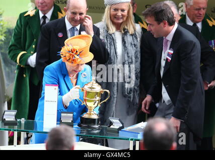 Queen Elizabeth presents the trophy to all connected with the Gold Cup winner Order Of St George  Royal Ascot held at Ascot Racecourse - Day 3  Featuring: Queen Elizabeth Where: Ascot, United Kingdom When: 16 Jun 2016 Stock Photo
