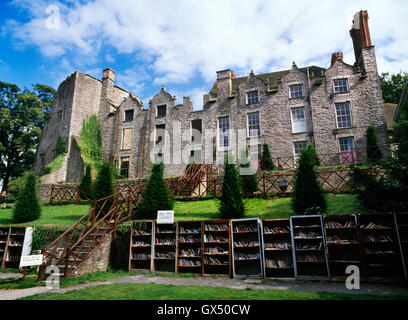 Hay Castle Medieval keep (L), Jacobean mansion bookshop & open-air book stalls in 1999 when owned by Richard Booth, King of Hay. Stock Photo