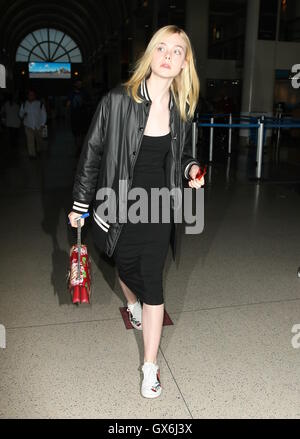 Photo : Elle Fanning à l'aéroport LAX de Los Angeles, porte un