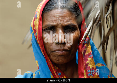 INDIA, Jharkhand, village Sarwan, indian tribe Santhal, tribal woman with headscarf / INDIEN, Jharkand , Dorf Sarwan, Adivasi, indische Ureinwohner, Santhal Frau im Sari Stock Photo