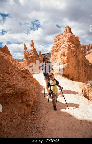 Mother and son, hiking the Queens Garden/Navajo Canyon Loop in Bryce Canyon National Park, Utah, USA Stock Photo