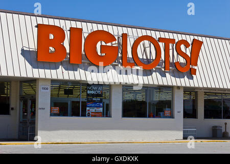 Indianapolis - Circa June 2016: Big Lots Retail Discount Location I Stock Photo