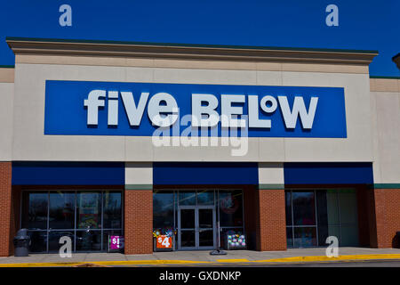 Indianapolis - Circa March 2016: Five Below Retail Store. Five Below Caters to Teens and their Parents I Stock Photo