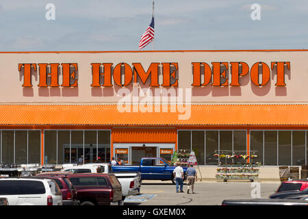 Logansport, IN - Circa June 2016: Home Depot Location. Home Depot is the Largest Home Improvement Retailer in the US III Stock Photo