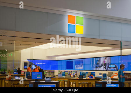 INDIANAPOLIS - CIRCA OCTOBER 2015: Microsoft Retail Technology Store in Indianapolis I Stock Photo