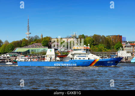 Einlaufparade zum Hafengeburtstag mit dem KÃ¼stenwachschiff Bad Bramstedt in Hamburg, Deutschland, Europa Stock Photo