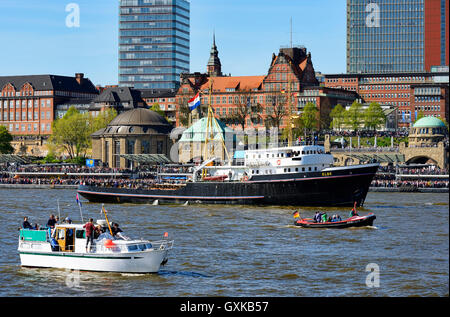 Einlaufparade zum Hafengeburtstag mit dem Hochseeschlepper Elbe in Hamburg, Deutschland, Europa Stock Photo