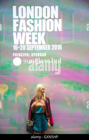 London, UK - 16th September 2016. London Fashion Week SS17. Street fashion photography at Brewer Street, venue of several fashion shows and street modeling with accessories, shoes and different outfits. Credit: Alberto Pezzali/Alamy Live News Stock Photo