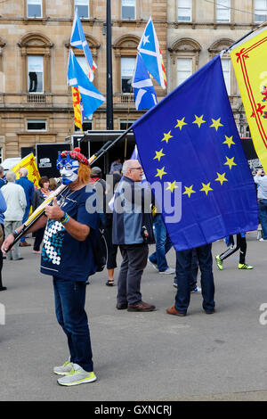 Glasgow, Scotland, UK. 17th September, 2016. Approximately 300 people attended at rally in George Square, Glasgow, organsed by the 'Wings Over SCotland' Pro-Scottish Independence group to remember the failed referendum vote, held in September 2014, for Scottish Independence from the United Kingdom. At the referendum the vote was 45% 'Yes' and 55% 'No', but this pressure group continues to lobby for a second referendum while giving support to the independence of Catalonia from Spain. Credit:  Findlay/Alamy Live News Stock Photo