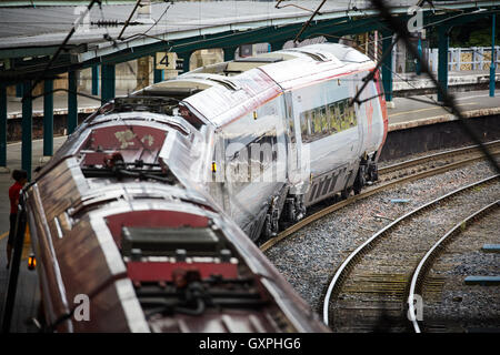 Carlisle railway station train leaving   Carlisle, Cumbria virgin Alstom Class 390 Pendolino West Coast Main Line (WCML) franchi Stock Photo