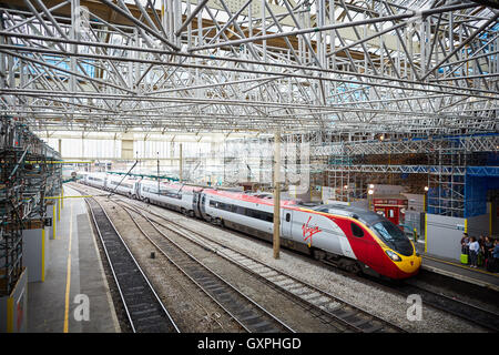 Carlisle railway station train leaving   Carlisle, Cumbria virgin Alstom Class 390 Pendolino West Coast Main Line (WCML) franchi Stock Photo