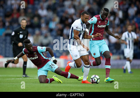 West Bromwich Albion's Matt Phillips (centre) battles for the ball with West Ham United's Arthur Masuaku (left) West Ham United's Cheikhou Kouyate (right) during the Premier League match at The Hawthorns, West Bromwich. Stock Photo