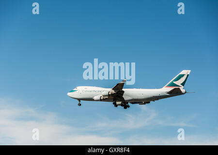 A Cathay Pacific Boeing 747 coming in to land at Heathrow airport, London, England, UK Stock Photo