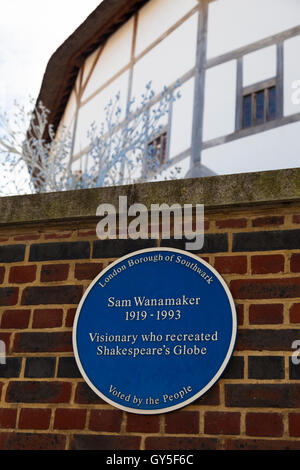 Blue plaque, 'Sam Wanamaker 1919-93, Visionary who recreated Shakespeare's Globe Theatre', London, UK Stock Photo