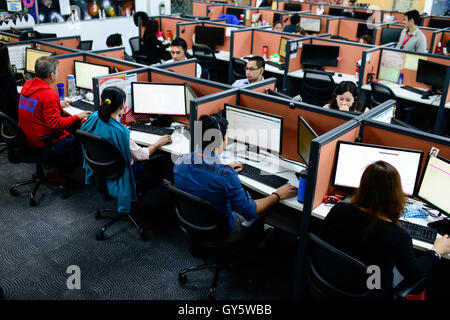 PHILIPPINES, Manila, KPO Knowledge Process Outsorcing, callcenter von Global Learning working for australian clients, digital applications  / PHILIPPINEN, Manila, KPO Knowledge Process Outsorcing, callcenter von Global Learning arbeitet fuer australische Kunden Stock Photo