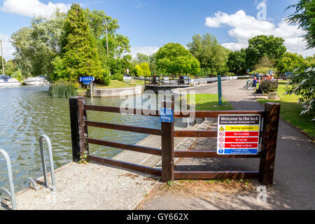 St John's Lock on the River Thames at Lechlade, Gloucestershire, England, UK Stock Photo