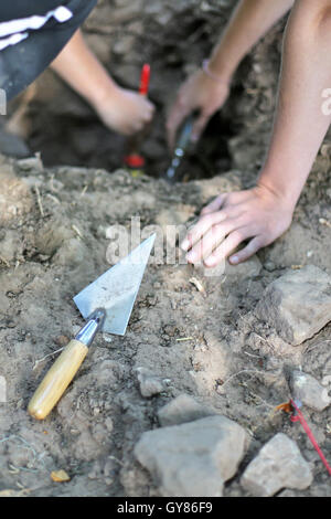 Tilleda, Germany. 29th Aug, 2016. Archaeology students dig during an educational excavation at the Tilleda royal palace in Tilleda, Germany, 29 August 2016. It was determined during excavations that the former mediaeval royal palace was twice as large as previously thought. In 972 Emperor Otto II (955-983) gave the area of the Tilleda royal palace to his wife, the Byzantine princess Theophano, as a dowry. With a surface of 4 hectares, Tilleda is the largest archaeological open-air museum in Saxony-Anhalt today. Photo: JAN WOITAS/dpa/Alamy Live News Stock Photo