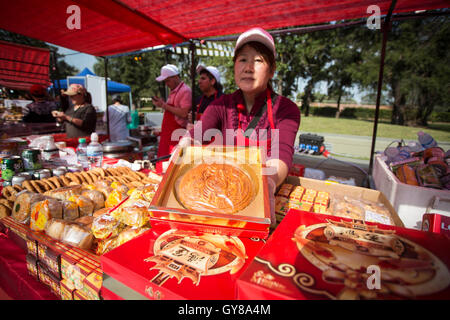 Buenos Aires, Argentina. 17th Sep, 2016. A seller shows mooncakes during the celebrations of Mid-Autumn Festival in Buenos Aires, Argentina, on Sept. 17, 2016. Buenos Aires hosted on Saturday celebrations of Mid-Autumn Festival with music, gastronomy and typical dances of China. Credit:  Martin Zabala/Xinhua/Alamy Live News Stock Photo