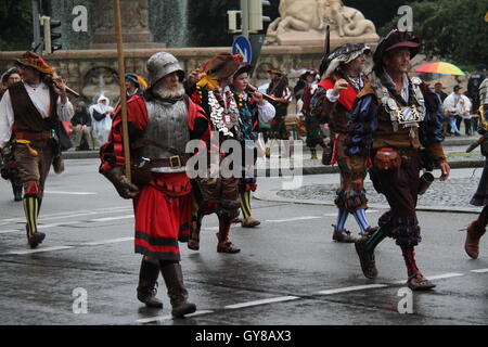 Munich, Germany. 18th Sep, 2016. People in traditional costumes attend a costume parade during the Oktoberfest in Munich, southern Germany, on Sept. 18, 2016. The 183rd Munich Oktoberfest lasts from Sept. 17 to Oct. 3. Credit:  Zhu Sheng/Xinhua/Alamy Live News Stock Photo