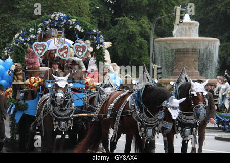 Munich, Germany. 18th Sep, 2016. People in traditional costumes attend a costume parade during the Oktoberfest in Munich, southern Germany, on Sept. 18, 2016. The 183rd Munich Oktoberfest lasts from Sept. 17 to Oct. 3. Credit:  Zhu Sheng/Xinhua/Alamy Live News Stock Photo