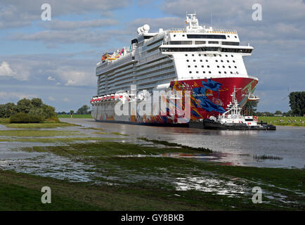 Papenburg, Germany. 18th Sep, 2016. The youngest cruise ship of the Meyer shipyard 'Genting Dream' starts its transfer sail on the narrow Ems to the North Sea in Papenburg, Germany, 18 September 2016. The spectacle attracted many spectators along the Ems in late summer weather. Credit:  dpa picture alliance/Alamy Live News Stock Photo