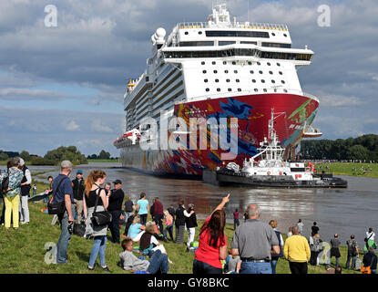 Papenburg, Germany. 18th Sep, 2016. The youngest cruise ship of the Meyer shipyard 'Genting Dream' starts its transfer sail on the narrow Ems to the North Sea in Papenburg, Germany, 18 September 2016. The spectacle attracted many spectators along the Ems in late summer weather. Credit:  dpa picture alliance/Alamy Live News Stock Photo