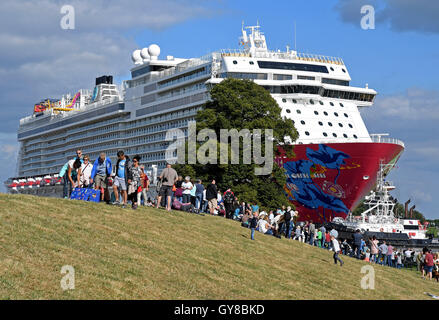 Papenburg, Germany. 18th Sep, 2016. The youngest cruise ship of the Meyer shipyard 'Genting Dream' starts its transfer sail on the narrow Ems to the North Sea in Papenburg, Germany, 18 September 2016. The spectacle attracted many spectators along the Ems in late summer weather. Credit:  dpa picture alliance/Alamy Live News Stock Photo