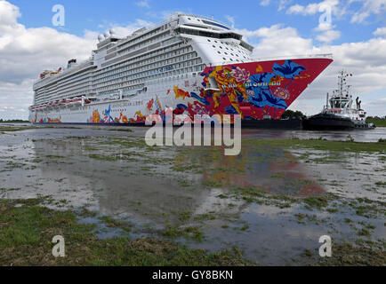 Papenburg, Germany. 18th Sep, 2016. The youngest cruise ship of the Meyer shipyard 'Genting Dream' starts its transfer sail on the narrow Ems to the North Sea in Papenburg, Germany, 18 September 2016. The spectacle attracted many spectators along the Ems in late summer weather. Credit:  dpa picture alliance/Alamy Live News Stock Photo