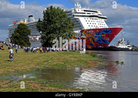 Papenburg, Germany. 18th Sep, 2016. The youngest cruise ship of the Meyer shipyard 'Genting Dream' starts its transfer sail on the narrow Ems to the North Sea in Papenburg, Germany, 18 September 2016. The spectacle attracted many spectators along the Ems in late summer weather. Credit:  dpa picture alliance/Alamy Live News Stock Photo