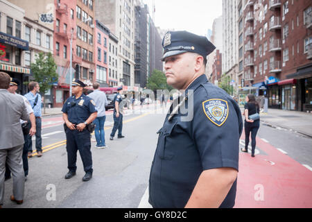 New York, USA. 18th Sep, 2016. NYPD officers guard the site of the previous night's bombing in the Chelsea neighborhood of New York on Sunday, September 18, 2016. ( © Richard B. Levine) Credit:  Richard Levine/Alamy Live News Stock Photo