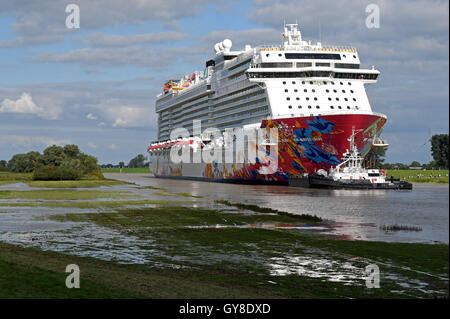 Papenburg, Germany. 18th Sep, 2016. The youngest cruise ship of the Meyer shipyard 'Genting Dream' starts its transfer sail on the narrow Ems to the North Sea in Papenburg, Germany, 18 September 2016. The spectacle attracted many spectators along the Ems in late summer weather. Photo: INGO WAGNER/dpa/Alamy Live News Stock Photo