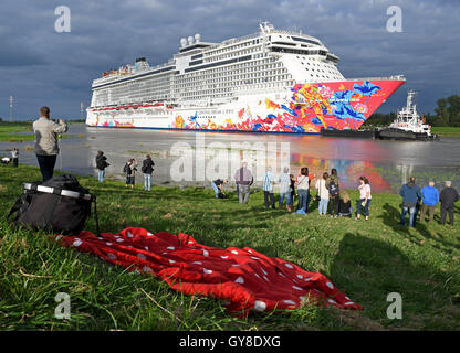 Papenburg, Germany. 18th Sep, 2016. The youngest cruise ship of the Meyer shipyard 'Genting Dream' starts its transfer sail on the narrow Ems to the North Sea in Papenburg, Germany, 18 September 2016. The spectacle attracted many spectators along the Ems in late summer weather. Photo: INGO WAGNER/dpa/Alamy Live News Stock Photo