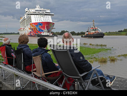 Papenburg, Germany. 18th Sep, 2016. The youngest cruise ship of the Meyer shipyard 'Genting Dream' starts its transfer sail on the narrow Ems to the North Sea in Papenburg, Germany, 18 September 2016. The spectacle attracted many spectators along the Ems in late summer weather. Photo: INGO WAGNER/dpa/Alamy Live News Stock Photo