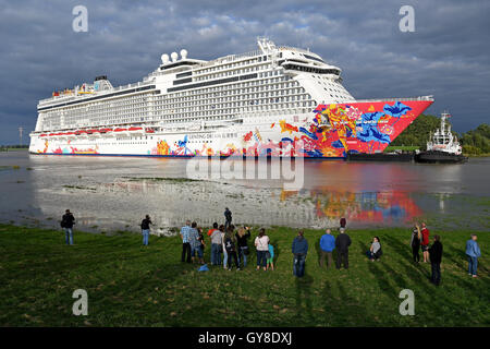 Papenburg, Germany. 18th Sep, 2016. The youngest cruise ship of the Meyer shipyard 'Genting Dream' starts its transfer sail on the narrow Ems to the North Sea in Papenburg, Germany, 18 September 2016. The spectacle attracted many spectators along the Ems in late summer weather. Photo: INGO WAGNER/dpa/Alamy Live News Stock Photo