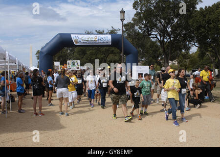 Washington, DC, USA. 18th Sep, 2016. Participants seen at the start of the CureFest Walk, part of the CureFest for Childhood Cancer event held on the National Mall in Washington, DC. The Washington Monument can be seen in the background. Credit:  Evan Golub/ZUMA Wire/Alamy Live News Stock Photo