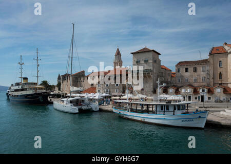 Riva / seafront promenade with harbor, Vitturi tower, city gate and ramperts. Old town of Trogir, World Heritage Site, Croatia. Stock Photo