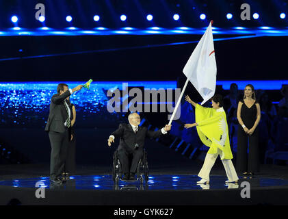 The Mayor of Rio de Janeiro Eduardo Paes (left) applauds as President of the IPC Sir Philip Craven (centre) hands the Paralympic flag to the Governor of Tokyo Yuriko Koike during the closing ceremony on the eleventh day of the 2016 Rio Paralympic Games at the Maracana, Rio de Janeiro, Brazil. Stock Photo