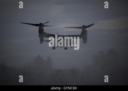 New York, New York, USA. 18th Sep, 2016. a Bell-Boeing V-22 Osprey carrying press and staff arrives in Manhattan ahead of Marine One in New York, New York on Sunday, September 18, 2016. United States President Barack Obama will address the 71st UN General Assembly Tuesday in his last major appearance at the annual gathering of world leaders.Credit: John Taggart/Pool via CNP © John Taggart/CNP/ZUMA Wire/Alamy Live News Stock Photo