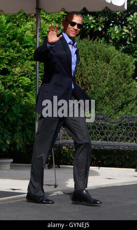 Washington DC, USA. 18th Sep, 2016. United States President Barack Obama waves to the assembled press as he departs the White House in Washington, DC for the opening of the UN General Assembly in New York, New York on September 18, 2016. Credit: Dennis Brack/Pool via CNP - NO WIRE SERVICE - © dpa/Alamy Live News Stock Photo