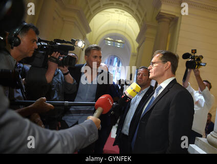 Berlin, Germany. 18th Sep, 2016. Mayor of Berlin and prime candidate Michael Mueller (SPD) gives a statement at the Berlin House of Representatives in Berlin, Germany, 18 September 2016. PHOTO: BRITTA PEDERSEN/DPA/Alamy Live News