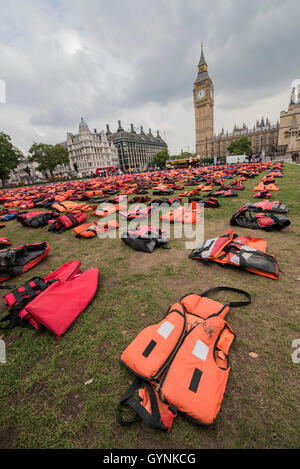 London, UK. 19th September, 2016. Refugees & charities create a ‘lifejacket graveyard' in Parliament Square as world leaders meet at United Nations Migration Summit in New York. The display is made up of 2500 lifejackets, of which 625 were used by children, and was organised by Snappin’ Turtle Productions and supported by the Mayor’s office.16 Sep 2016 Credit:  Guy Bell/Alamy Live News Stock Photo