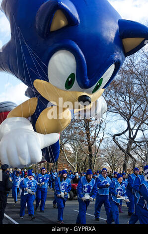 Sonic the Hedgehog's balloon looms over its team of handlers in the ...