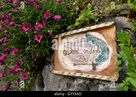 Sign post Sentiero degli dei, Way of the Gods, hiking trail in Nocelle, Amalfi Coast, Costiera Amalfitana, Province of Salerno Stock Photo