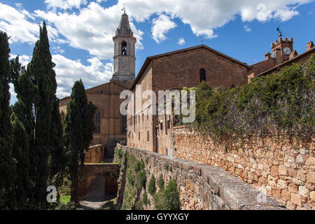 Houses and ramparts of Santa Maria Assunta, Pienza, Val d'Orcia, Province of Siena, Tuscany, Italy Cathedral Stock Photo